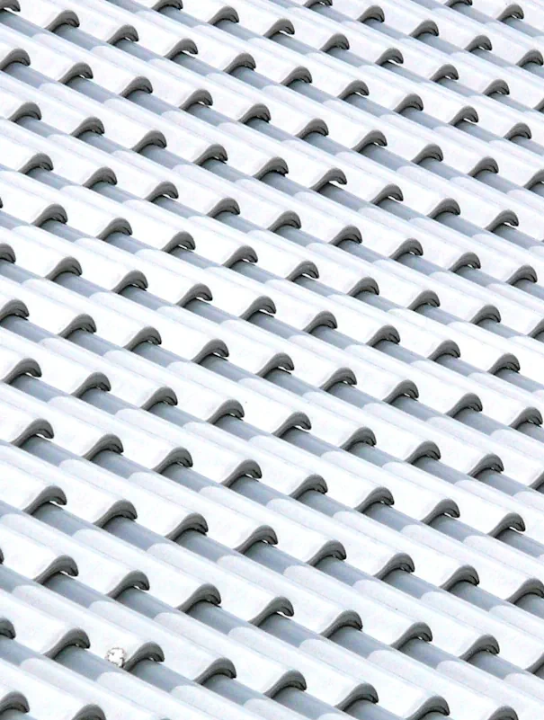 wit geglazuurde dakpannen patroon